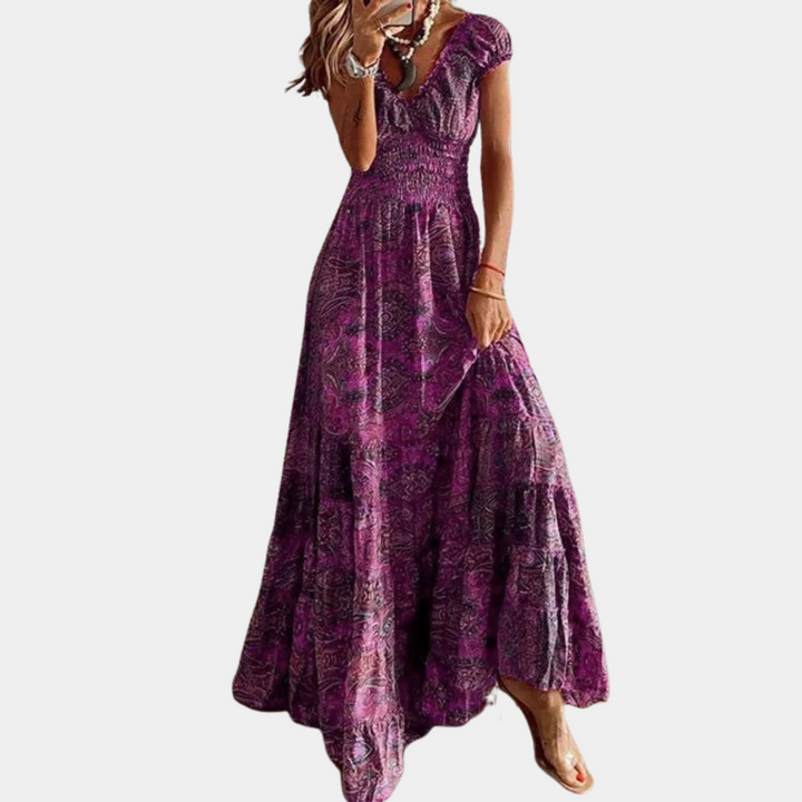 Paarse maxi-jurk met korte mouwen en V-hals, bohemian stijl, vloeiend ontwerp, ideaal voor zomer en casual gelegenheden.