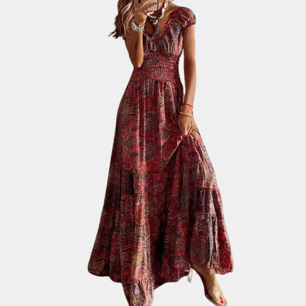 Vrouw in lange rode bohemian jurk met bloemenprint, korte mouwen en V-hals. Perfect voor zomer, casual en strandoutfits.