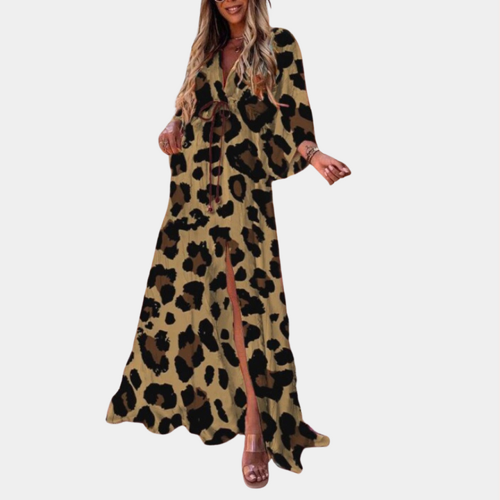Vrouw in lange jurk met khaki luipaardprint, wijde mouwen en ceintuur. Modieuze dameskleding, trendy dierenprint, casual chique stijl.
