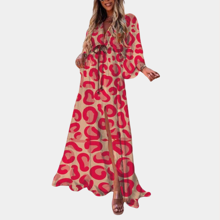 Vrouw in lange rode luipaardprint jurk, boho-stijl, met wijde mouwen en striksluiting, modetrend 2023, casual chique outfit.