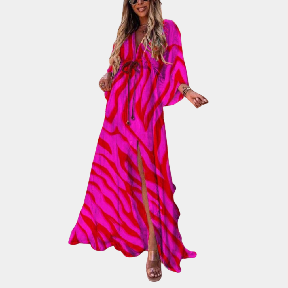 Vrouw in roze-rood gestreepte maxi-jurk met lange mouwen en V-hals, modieuze dameskleding, zomerjurk, casual elegantie.
