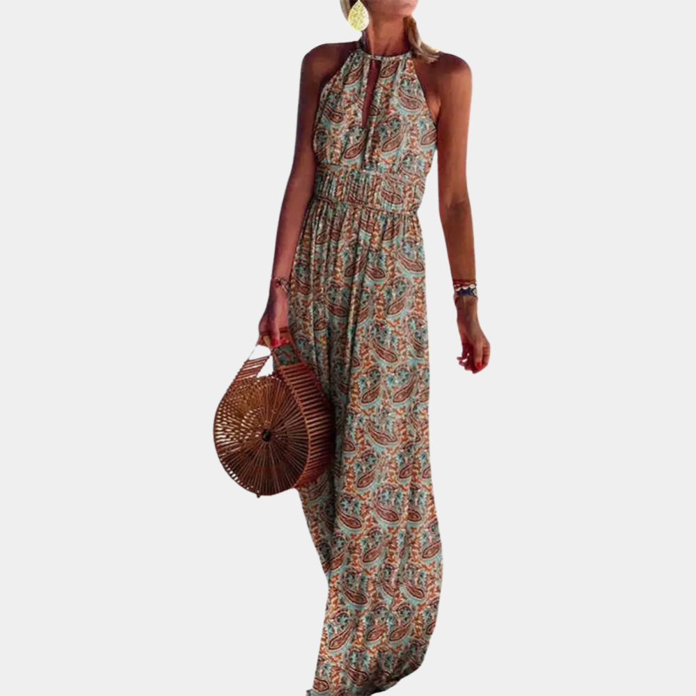 Vrouw in lange, mouwloze, khaki jurk met paisleyprint, draagt ronde rieten tas. Zomermode, bohemian stijl, casual elegantie.