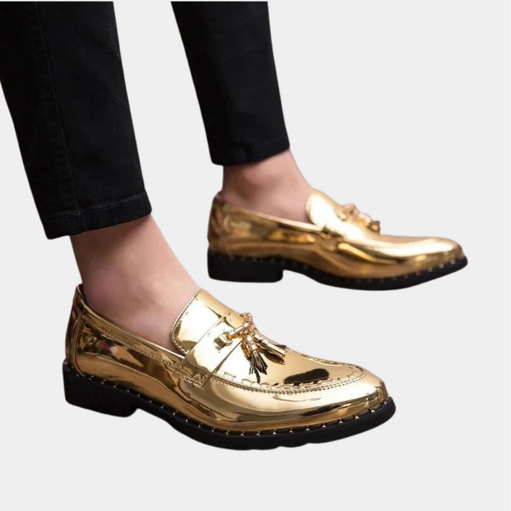 Gouden loafers voor heren met kwastjes, glanzend metallic design, stijlvolle schoenen, perfect voor formele gelegenheden en modieuze outfits.