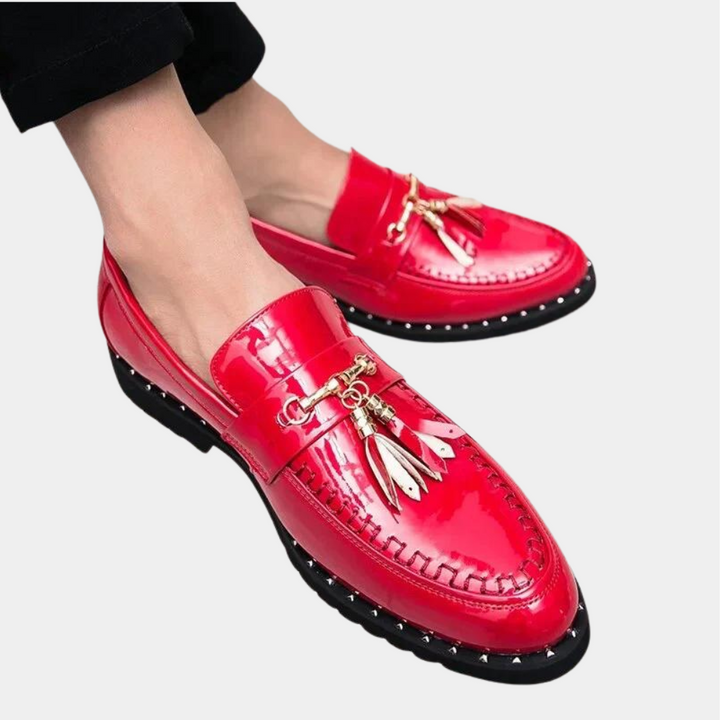 Rode leren loafers met gouden kettingdetails en zwarte zool, stijlvolle herenschoenen, modieuze casual schoenen, glanzend design.