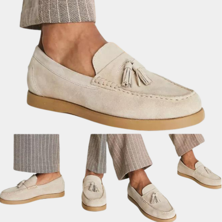 Beige suède loafers met kwastjes, herenmode, casual schoenen, comfortabele pasvorm, bruine zool, stijlvolle herenschoenen, geschikt voor dagelijks gebruik.