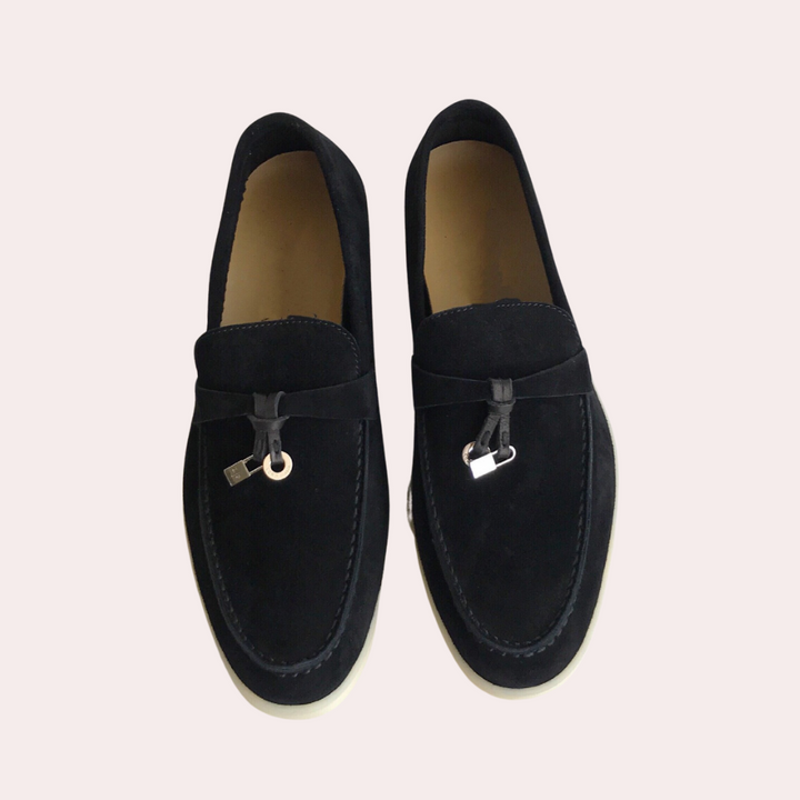 Zwarte suède loafers met decoratieve strik en metalen details, comfortabele instappers voor heren, stijlvolle casual schoenen.