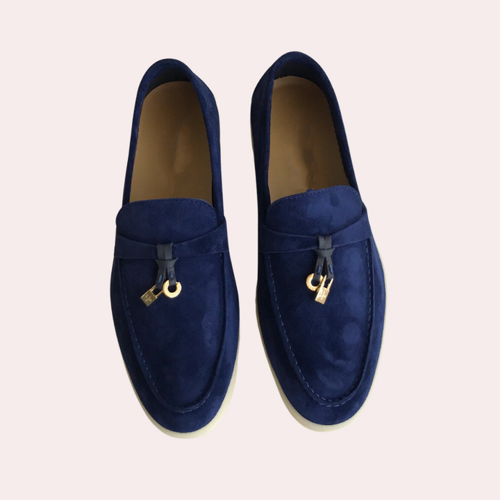 Blauwe suède loafers voor dames met gouden details en decoratieve kwastjes, stijlvolle en comfortabele schoenen voor dagelijks gebruik.