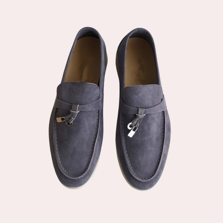 Grijze suède loafers met metalen gesp, stijlvolle herenschoenen, casual en formeel, comfortabele pasvorm, hoogwaardige afwerking.
