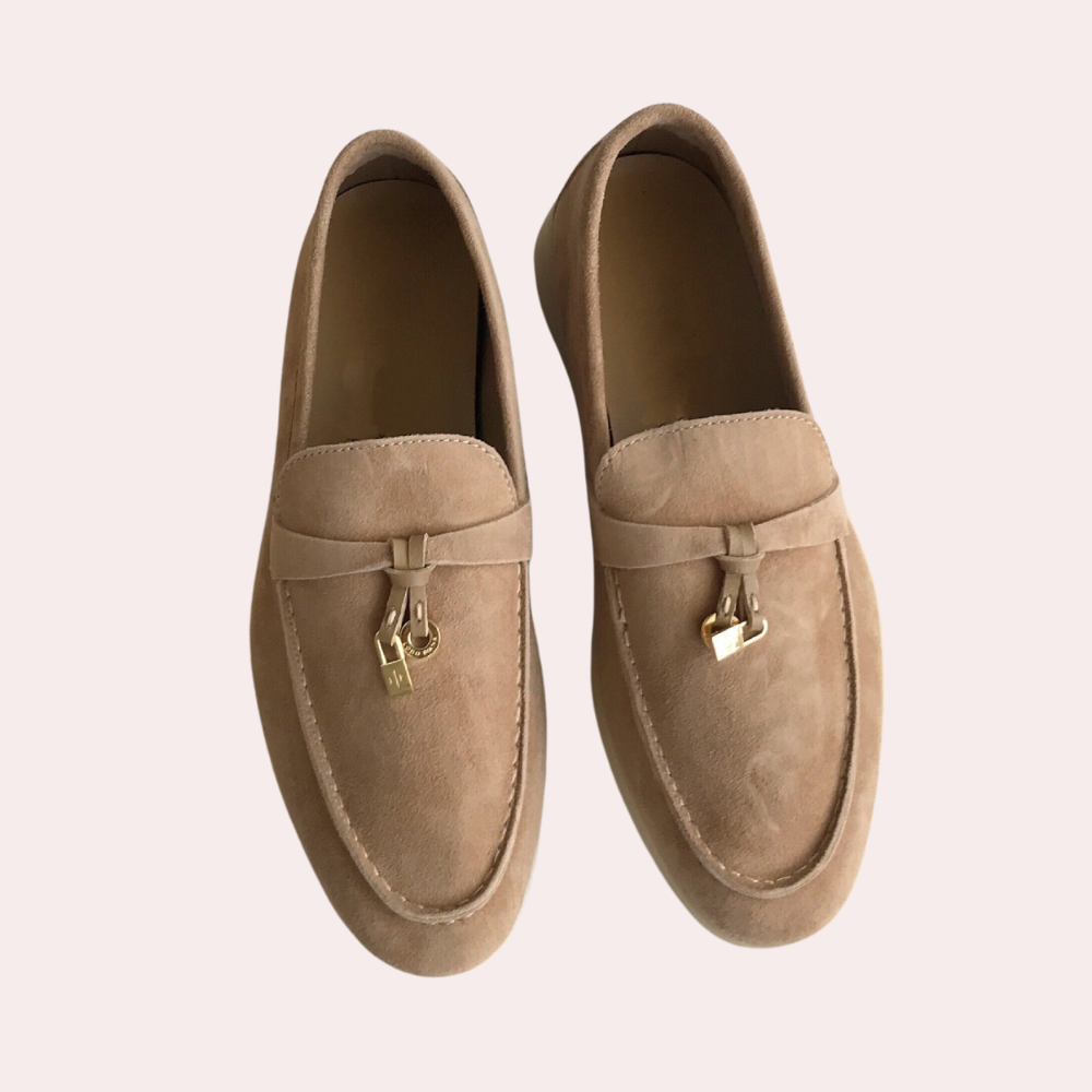 Beige suède loafers met gouden gesp, stijlvolle damesschoenen, comfortabele pasvorm, ideaal voor casual en zakelijke outfits.