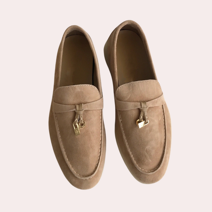 Beige suède loafers met gouden gesp, stijlvolle damesschoenen, comfortabele pasvorm, ideaal voor casual en zakelijke outfits.