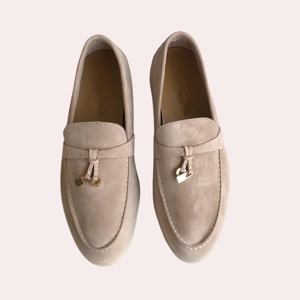 Lichtroze suède loafers met gouden details, stijlvolle dames schoenen, comfortabele pasvorm, ideaal voor casual en formele gelegenheden.