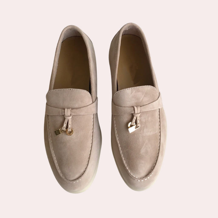 Lichtroze suède loafers met gouden details, stijlvolle dames schoenen, comfortabele pasvorm, ideaal voor casual en formele gelegenheden.