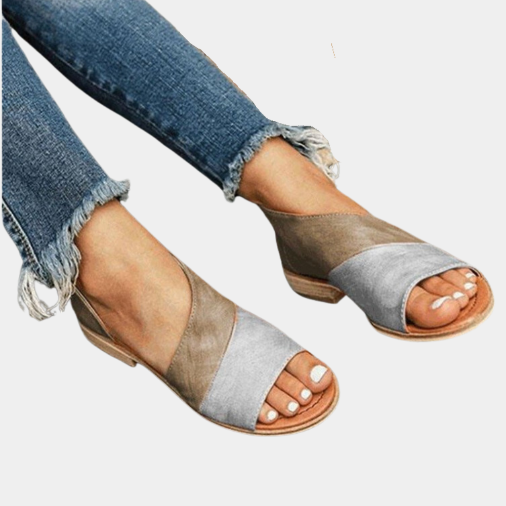 Dames sandalen bruin-grijs, open teen, leren bandjes, casual zomerstijl, gedragen met gerafelde jeans. Perfect voor dagelijks gebruik.