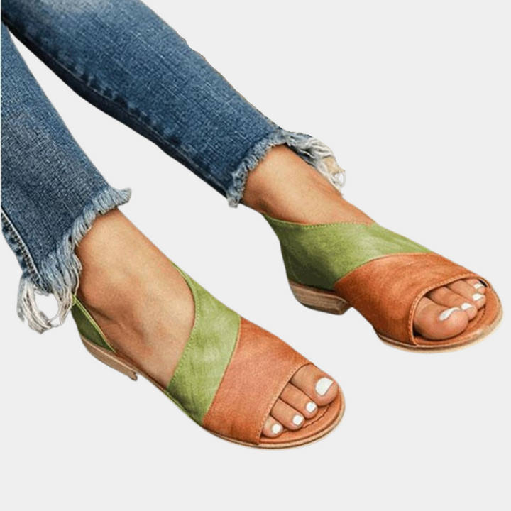 Groene en oranje leren sandalen voor dames, open teen, lage hak, gecombineerd met gescheurde jeans. Perfect voor zomerse casual outfits.