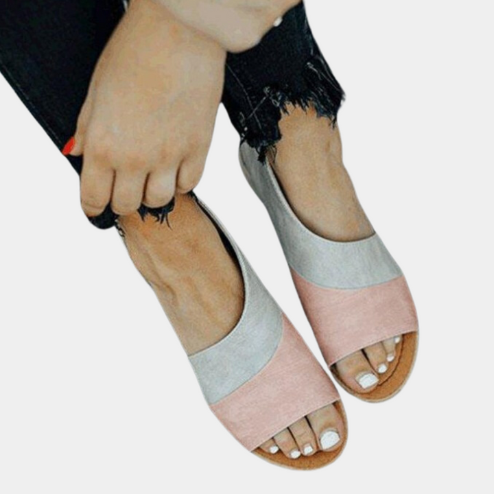 Roze en grijze dames sandalen, open teen, casual stijl, gedragen met zwarte jeans. Comfortabele zomerschoenen voor dagelijks gebruik.