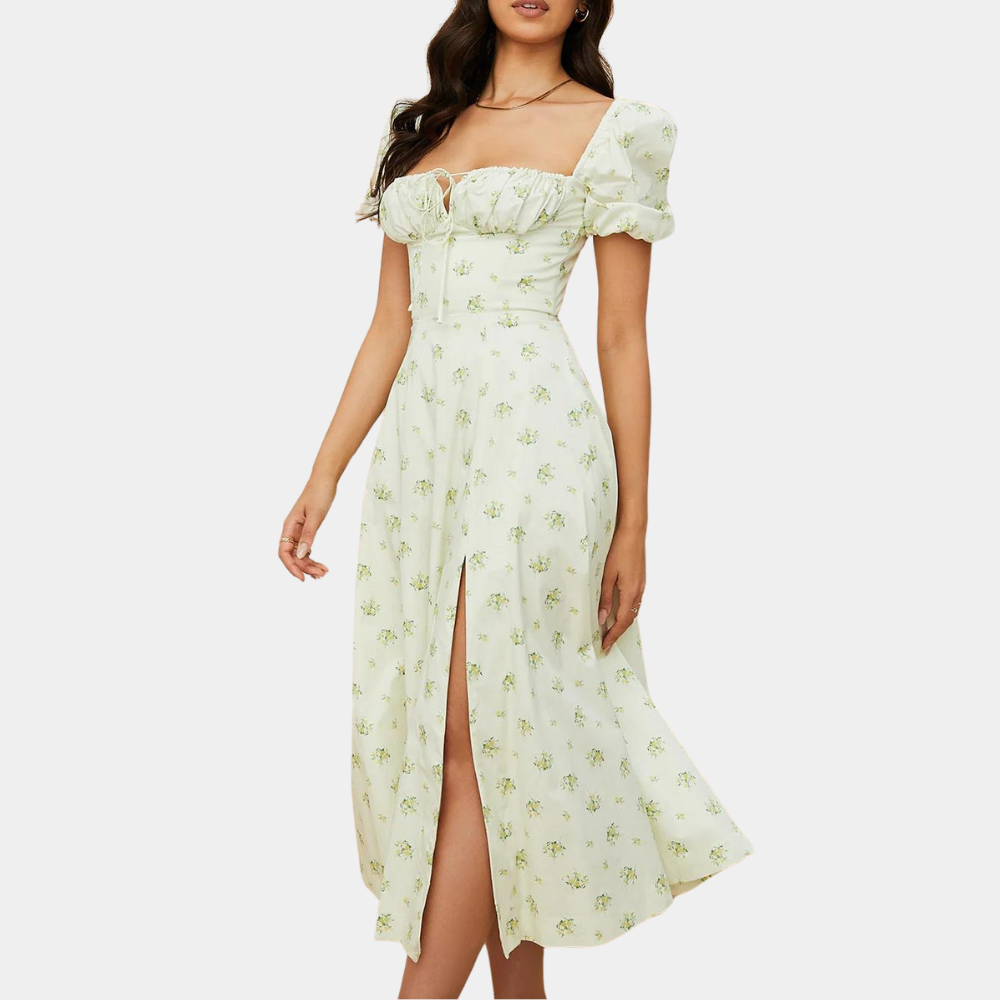 Vrouw in elegante beige jurk met bloemenprint en pofmouwen, hoge split, vierkante halslijn. Perfect voor zomer- of lente-evenementen.