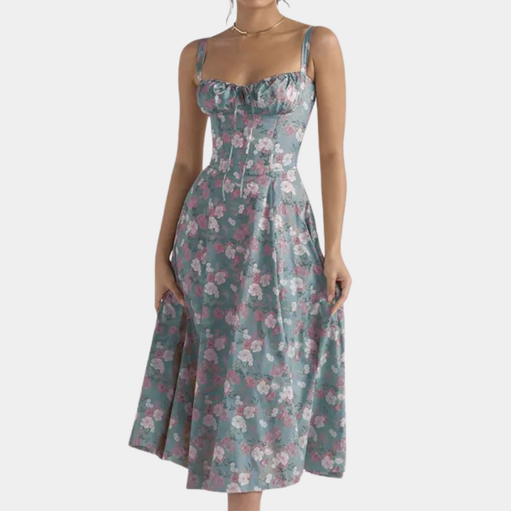 Blauwe bloemenjurk met ruches en spaghettibandjes, elegante vintage stijl, perfect voor zomerse gelegenheden. Vrouwelijke mode, trendy design.