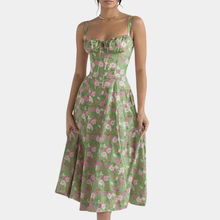 Groene bloemenjurk met roze rozenprint, mouwloos ontwerp, aansluitend lijfje en wijde rok. Perfect voor zomerse evenementen en bruiloften.