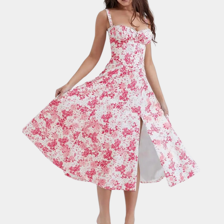 Vrouw in roze bloemenjurk met split, zomerjurk, elegante damesmode, casual chique stijl, perfect voor warme dagen en speciale gelegenheden.
