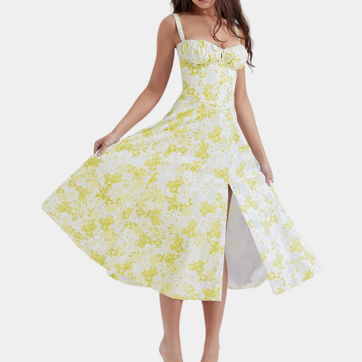 Vrouw in gele bloemenjurk met split, zomermode, elegante dameskleding, casual jurk, trendy zomeroutfit, modieuze damesjurk.