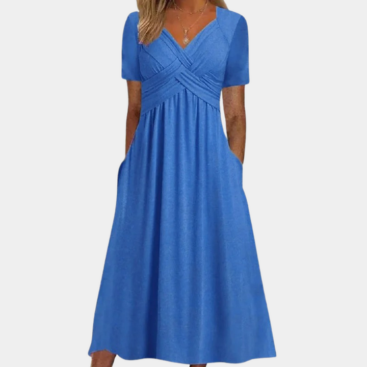 Blauwe midi-jurk met korte mouwen en V-hals, elegante plooien, casual stijl, perfect voor zomer, damesmode, comfortabele pasvorm.