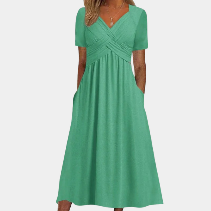 Groene midi-jurk met korte mouwen en V-hals, elegante plooien en zakken. Perfect voor casual en formele gelegenheden. Modieuze dameskleding.