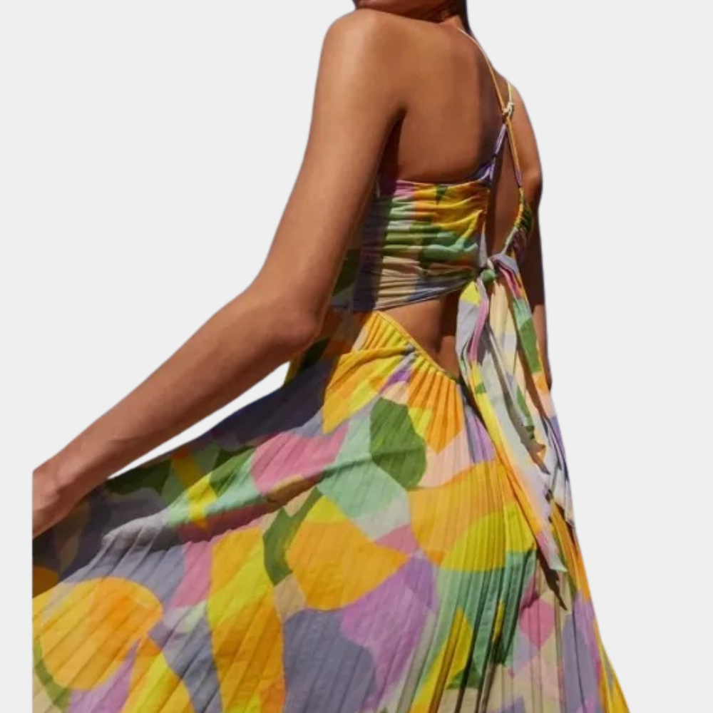 Vrouw in kleurrijke zomerjurk met abstract patroon, open rug en plooien. Trendy damesmode, perfecte outfit voor zonnige dagen en stranduitjes.