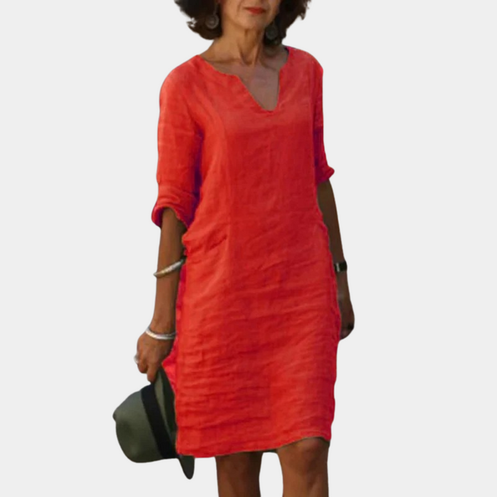 Rode linnen jurk met driekwart mouwen, V-hals en casual pasvorm. Perfect voor zomerse dagen. Stijlvol en comfortabel dameskledingstuk.