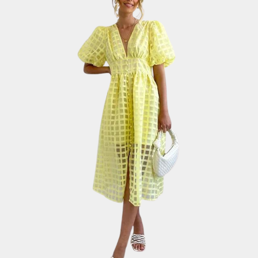 Vrouw in gele geruite jurk met pofmouwen, witte handtas en sandalen. Zomerse outfit, modetrend, elegante dameskleding.