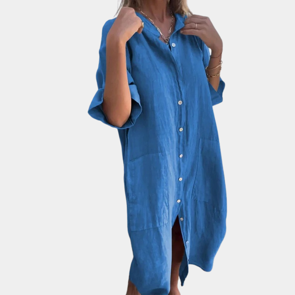 Blauwe linnen damesjurk met knoopsluiting, driekwart mouwen en losse pasvorm. Perfect voor casual zomeroutfits en strandkleding.
