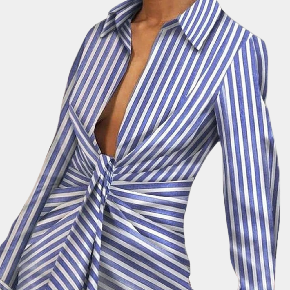 Blauw-wit gestreepte blouse met diepe V-hals en knoopdetail, lange mouwen, modieuze dameskleding, trendy design, elegante uitstraling.