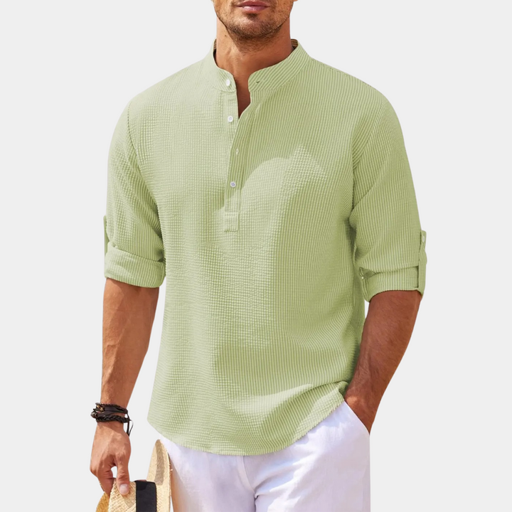 Lichtgroen herenoverhemd met opgerolde mouwen, knoopsluiting en opstaande kraag. Perfect voor casual zomeroutfits. Comfortabele pasvorm.