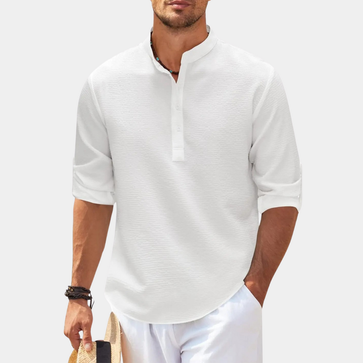 Man in witte linnen overhemd met opgerolde mouwen, casual stijl. Perfect voor zomermode, strandkleding. Comfortabel en stijlvol ontwerp.