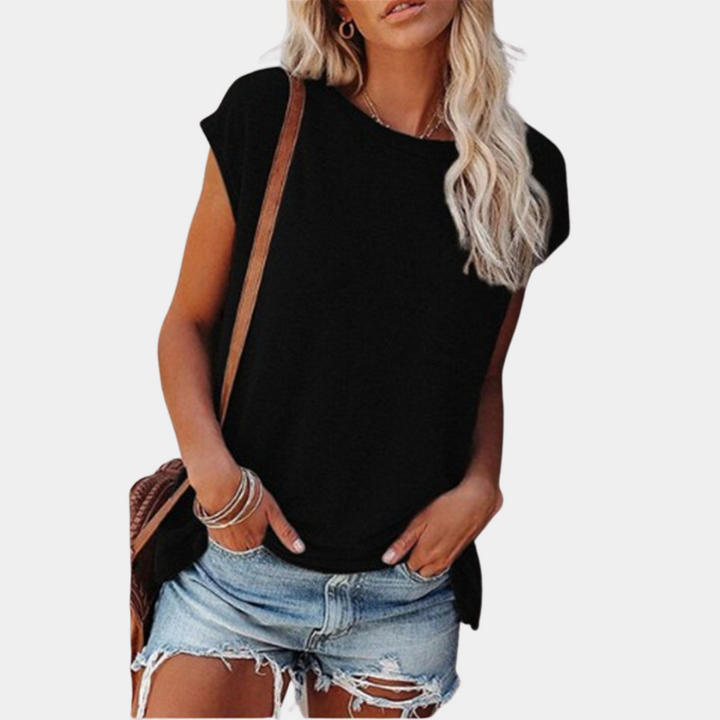 Vrouw in zwarte mouwloze top en denim shorts, casual zomeroutfit, mode voor dames, trendy kleding, comfortabele stijl, witte achtergrond.