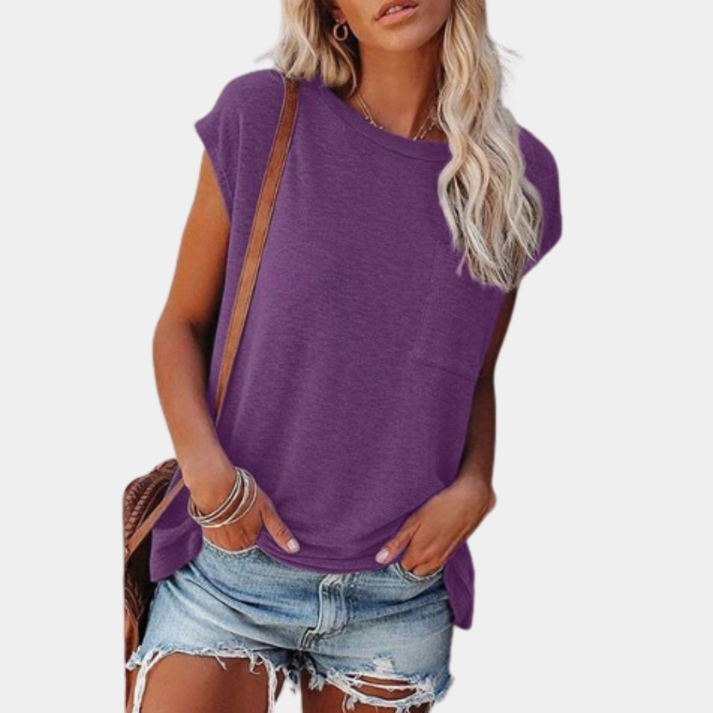 Vrouw in paarse casual top en gescheurde denim shorts, zomermode, trendy dameskleding, casual outfit, stijlvolle kleding voor vrouwen.