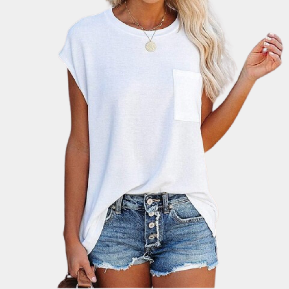 Vrouw in witte T-shirt met borstzak en blauwe denim shorts. Casual zomeroutfit, modetrend, dameskleding, comfortabele stijl.