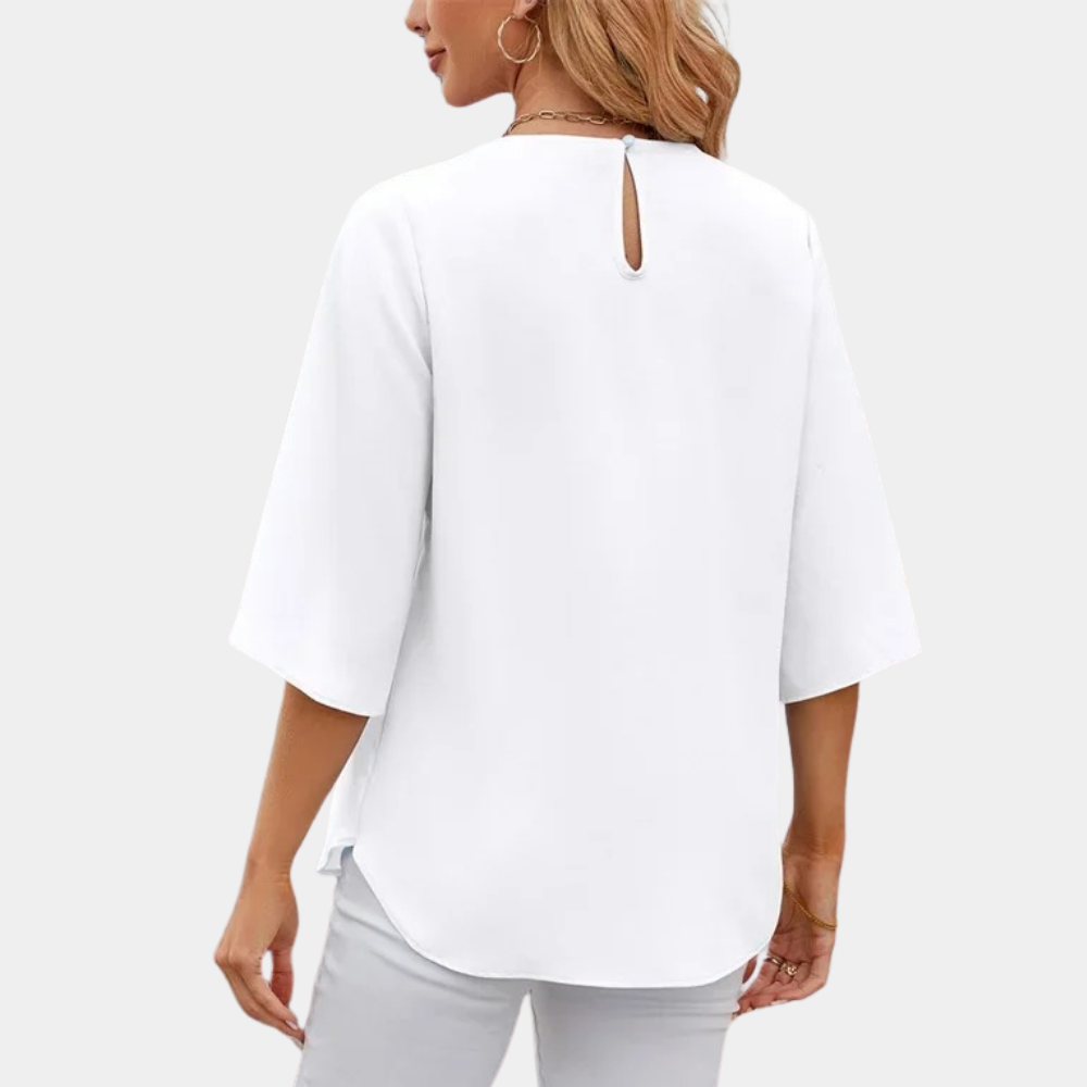 Witte damesblouse met driekwartmouwen en ronde hals, achteraan een knoopsluiting. Perfect voor casual en zakelijke outfits. Elegante damesmode.