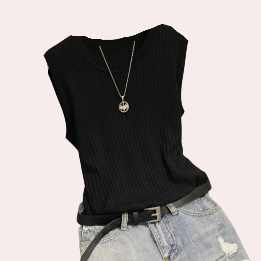 Zwarte ribgebreide tanktop met ronde hals en zilveren ketting, gecombineerd met lichtblauwe gescheurde jeans en zwarte riem. Casual damesmode.