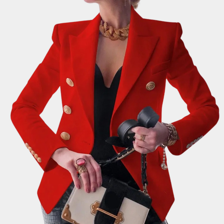 Rode damesblazer met gouden knopen, gedragen met zwarte top en chique accessoires. Stijlvolle mode voor zakelijke en feestelijke gelegenheden.
