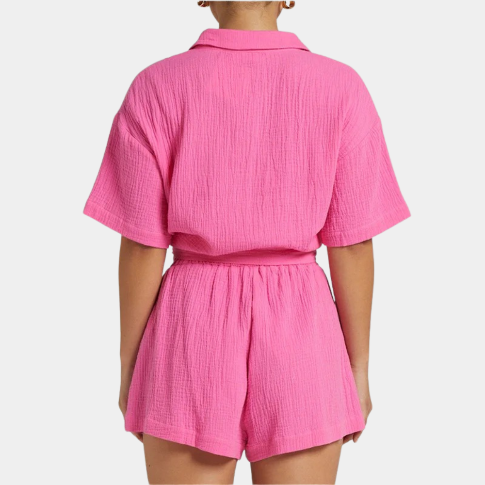 Roze dames playsuit met korte mouwen en kraag, gemaakt van lichtgewicht stof. Perfect voor zomerse dagen en casual outfits.
