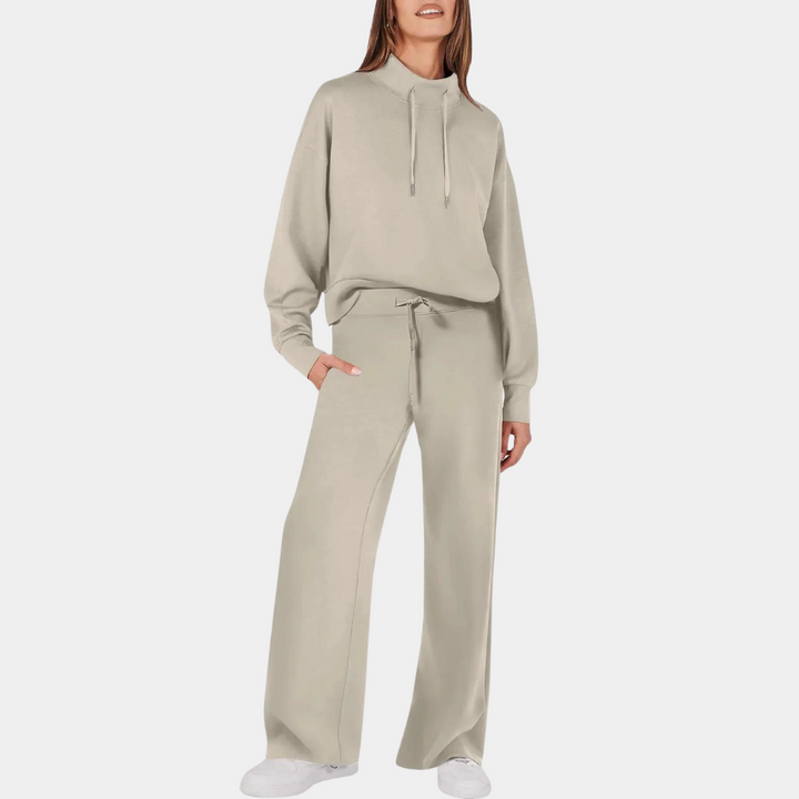 Vrouw in khaki joggingpak met capuchon en wijde broek, comfortabele loungewear, casual mode, trendy dameskleding, sportieve outfit.
