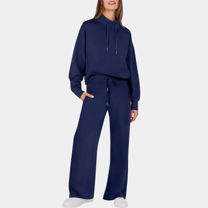 Donkerblauwe dames trainingspak met hoodie en wijde broek, comfortabele pasvorm, ideaal voor casual en sportieve outfits.