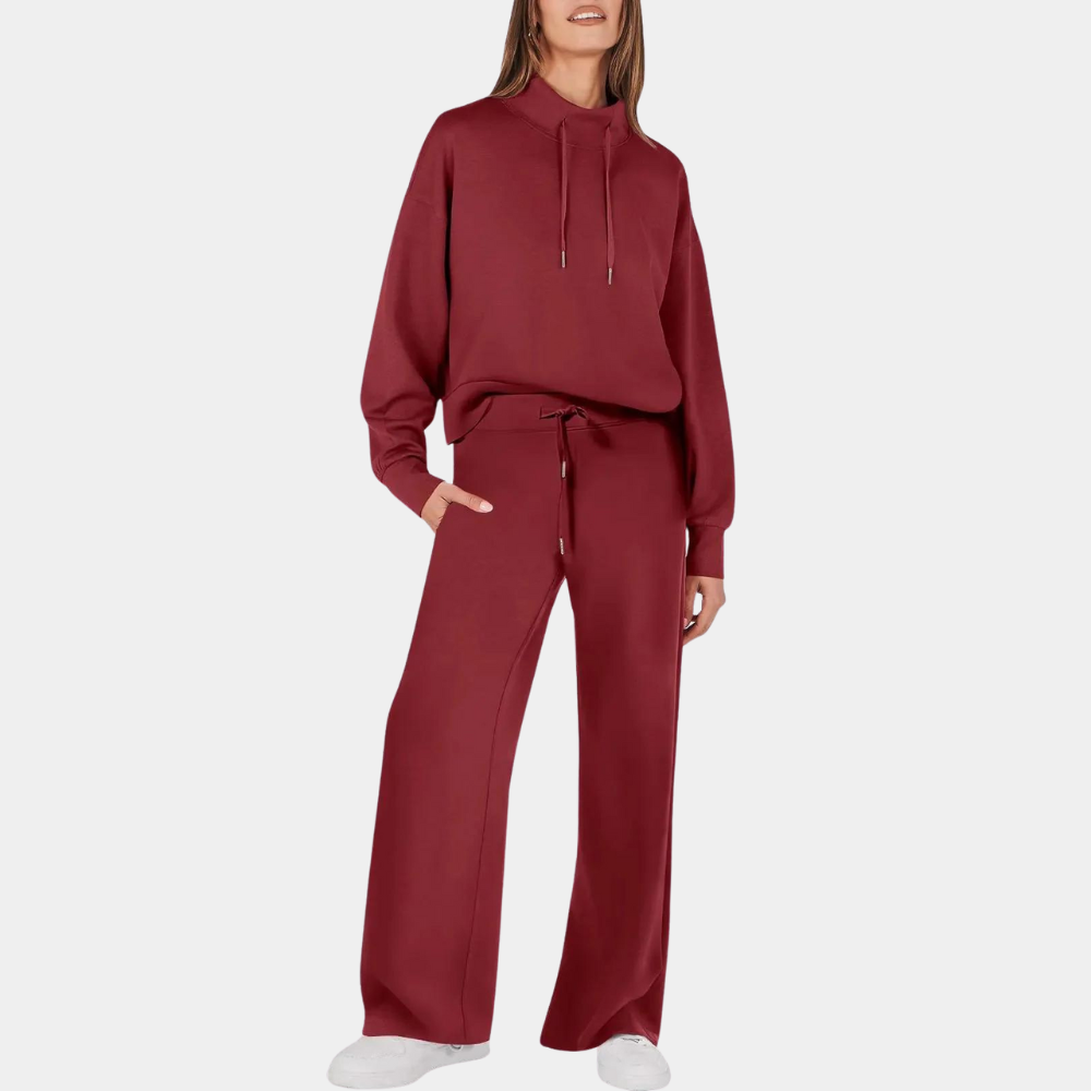 Vrouw in wijnrode hoodie en broek, comfortabele dameskleding, casual outfit, modieuze loungewear, trendy herfstmode, witte sneakers.