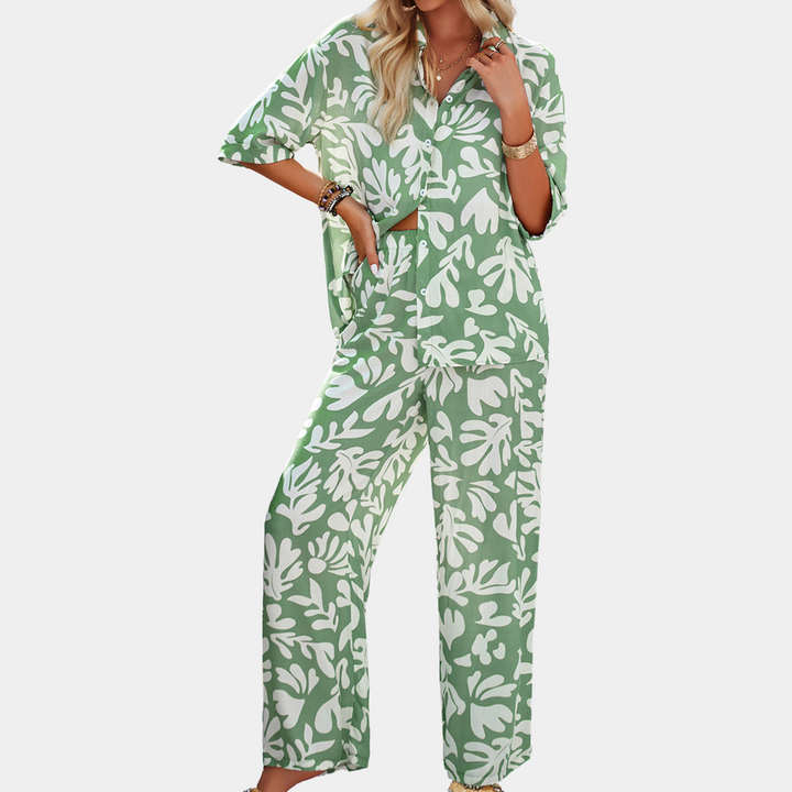 Groene damespyjama met witte botanische print, korte mouwen en lange broek. Comfortabele nachtkleding, modieus en trendy design.