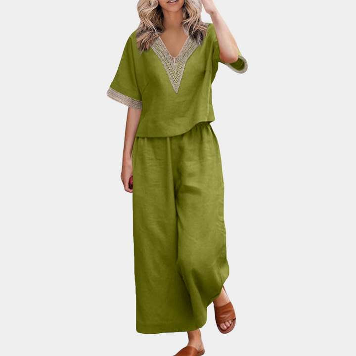 Vrouw in groene linnen outfit met wijde broek en V-hals top, casual zomerlook, comfortabele dameskleding, modieuze vrijetijdskleding.