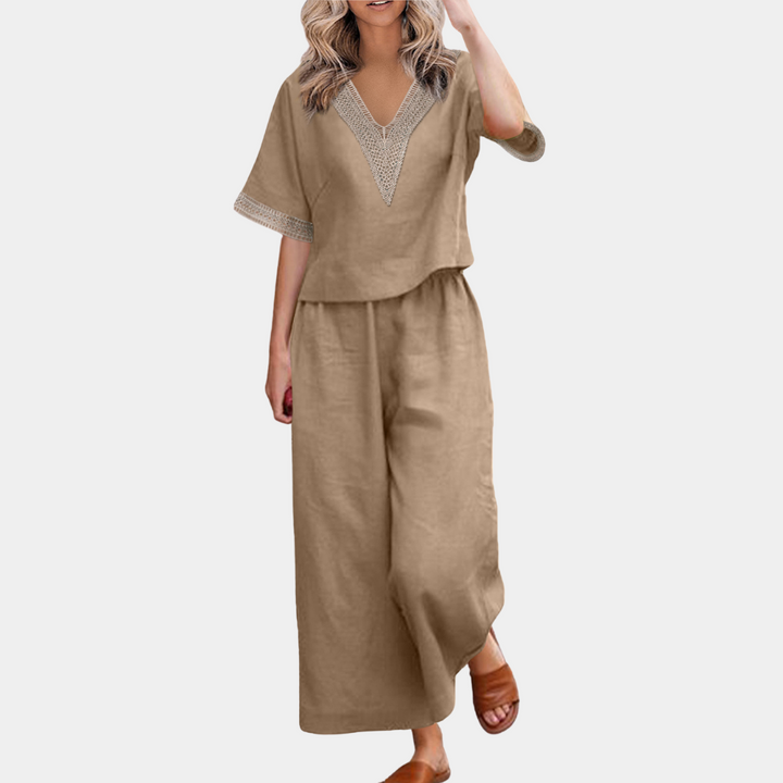 Vrouw in khaki linnen outfit met wijde broek en V-hals top, casual zomerlook, comfortabele dameskleding, modetrend 2023.
