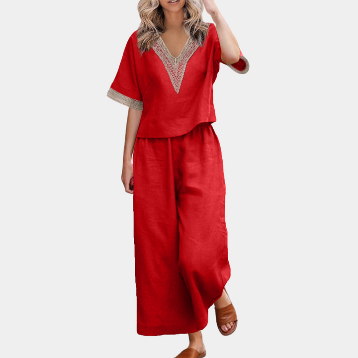 Vrouw in rode linnen outfit met wijde broek en V-hals top, casual zomerlook, comfortabele dameskleding, modieuze rode set.