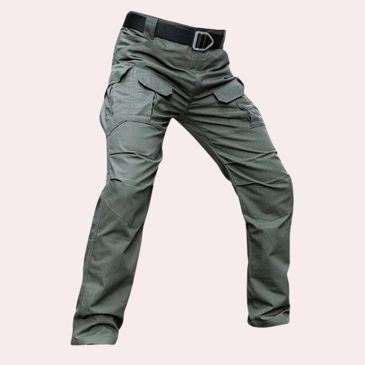 Groene cargobroek voor heren met meerdere zakken, duurzame stof, ideaal voor outdooractiviteiten en casual gebruik. Comfortabele pasvorm.