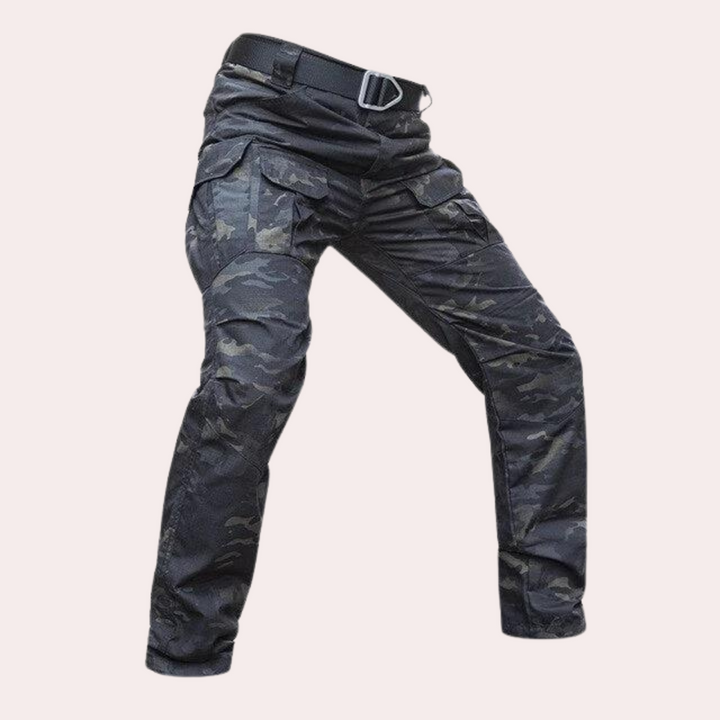 Camouflage cargo broek voor heren, tactische militaire stijl, zwart-grijs patroon, duurzame stof, geschikt voor outdoor activiteiten.