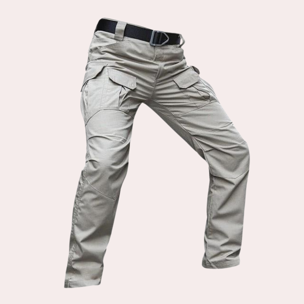 Khaki tactische broek met meerdere zakken en riem, ideaal voor outdoor activiteiten. Duurzaam materiaal, comfortabele pasvorm. Geschikt voor heren.